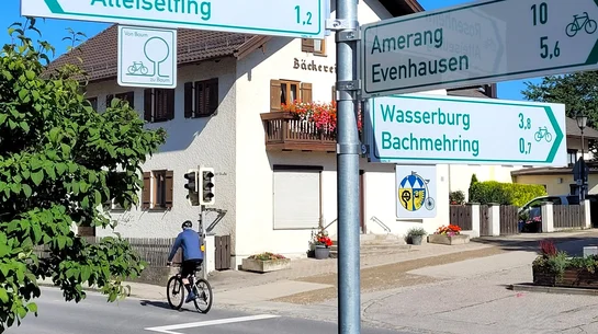 Das Foto zeigt neue Radwegweiser in der Eiselfinger Ortsmitte.