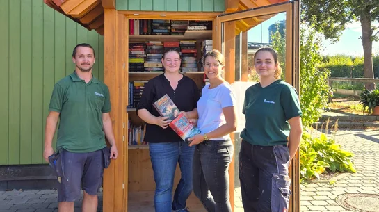 Das Foto zeigt die Einweihung des öffentlichen Bücherschranks in Eiselfing.