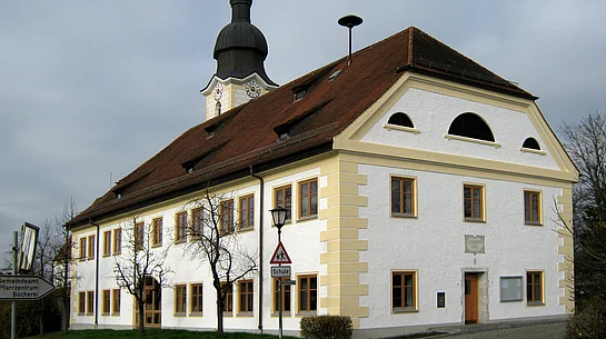 Das Foto zeigt das Rathaus in Eiselfing