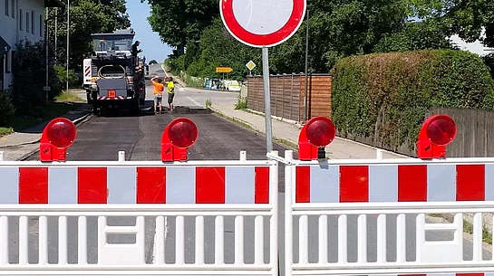 Das Foto zeigt eine gesperrte Straße in Eiselfing.